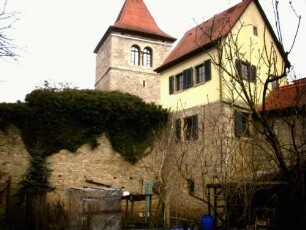 Frauenkirche-Ansicht von Südwesten über Kirchhofmauer (hier einst Teil der Stadtmauer - Wehrgang mit Steinbrüstung abgetragen)