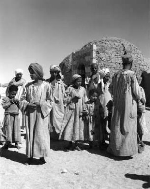 Reisefotos Ägypten. Beni Hasan. Fellachen. Gruppe von Männern und Knaben