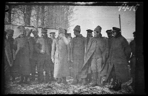 bei Illawcze (=Ilavche, Ukraine) an der Verkehrsstelle: Gruppenbild russischer Soldaten und Offiziere ("russische Gardejäger") neben der Hütte für Tauschverkehr: Nahaufnahme