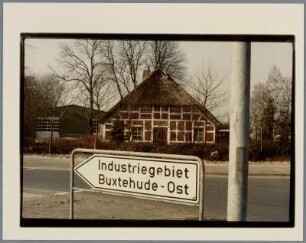 Straßenansicht mit Straßenschild: Industriegebiet Buxtehude-Ost