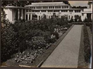 Fotoalbum: Deutsche Gartenbau- und Schlesische Gewerbe-Ausstellung (GUGALI), Liegnitz: Pflanzenbeet vor einem Gewerbebau