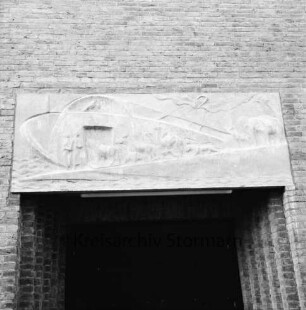 Evangelische Auferstehungskirche: Alte Landstraße: Außenansicht: Betonrelief "Der Auszug aus der Arche Noah" von Bildhauer Siegfried Assmann über Eingang