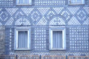 Giebelwand mit Schieferornamentik