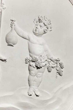 Decke der Apsis des Blaugoldenen Saals — Putto mit Weinflasche