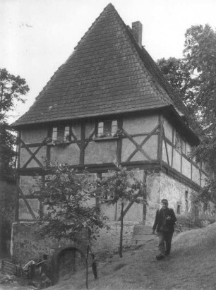 Klipphausen-Scharfenberg. Ehemaliges Vorwerk von Schloß Scharfenberg, Kellerhaus. 17. Jahrhundert. Giebel- und Eingangsseite