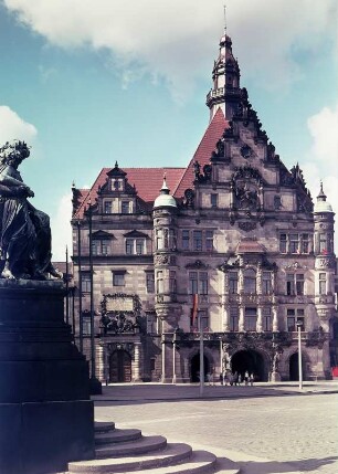 Dresden, Georgentor und Figurengruppe "Der Abend" : Dresden-Altstadt, Schloßplatz. Georgentor und Figurengruppe "Der Abend" (1868; Johannes Schilling) an der Freitreppe zur Brühlschen Terrasse