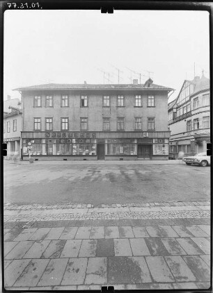 Quedlinburg, August-Wolf-Straße (Heiligegeiststraße). Wohnhaus mit Laden (Reisebüro). Straßenfront