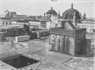 Hausdächer : Blick auf Haus- und Kuppeldächer in einer Stadt