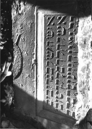 Grabstein 230 (Index: 100110533) Zustand: gut, zwei zusammengehörige Fragmente Maße HxBxT: 43x72x11 cm Besonderheit: siehe freie Kommentierung; - Maße des zweiten Fragments: 44/72/11: Grabstein 230