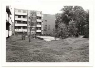 Grünflächen Wohngebiet Hansaviertel-Nord, Berlin-Tiergarten: Wohnhaus und Garten mit Sandkasten und Sitzbank an der Claudiusstr.