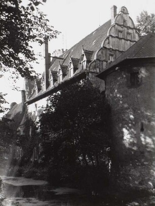 Windischleuba. Schloss (1301/1400 begonnen). Ansicht mit Hauptwohngebäude