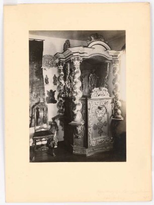 Dorfkanzel im Kunstgewerbemuseum, Königsberg: Ansicht einer barocken Kanzel und diverser anderer Gegenstände