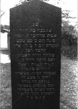 Grabstein 89 (Index: 99804724) Material: Granit Zustand: gut Maße HxBxT: 162x63x33 cm Beschreibung: Stele, giebelartiger Abschluß, Sockel: Grabstein 3/26A