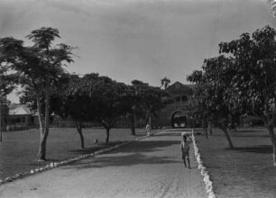 Vor dem Palast des Alake von Abeokuta : Weg vor dem Eingangstor zum Palast des Alake von Abeokuta, des Königs der Yoruba.