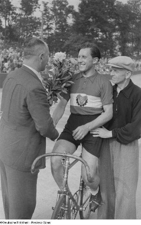 Begrüßung eines Radrennfahrers