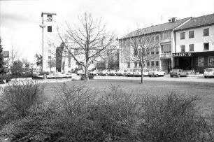 Traunreut: Marktplatz mit Kirche