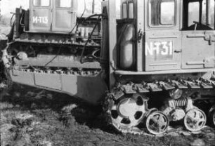 Maulwurfdränpflug DKG-55, angebaut am Traktor DT-55 A.