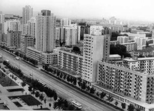 Nordkorea 1982. Stadtzentrum der Hauptstadt Pjöngjang, leere Straße, Wohnhäuser