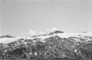Felsmassiv : Schnee und Eis auf einem Berg.