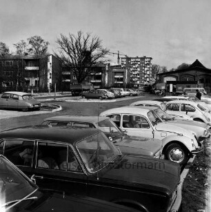 Bahnhofstraße: Parkplatz: Mitte hinten Hochhaus am Bahnhof: rechts hinten alter Lokschuppen