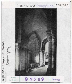 Avenières: Kirche, Chorumgang