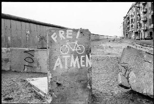 Mauersegment mit der Inschrift "Frei atmen"