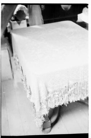 Tisch mit Decke