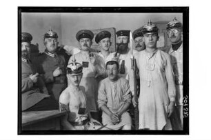 Gruppenbild mit Kurt Beyer : 1. Weltkrieg. Soldaten, humoristisches Gruppenbild. Rechts im Bild Dr. Kurt Beyer, 1914/1918