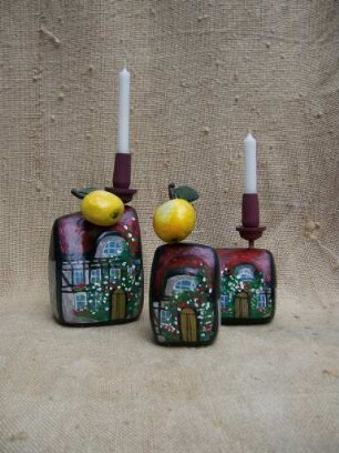 Drei Häuser mit Apfel und Kerze