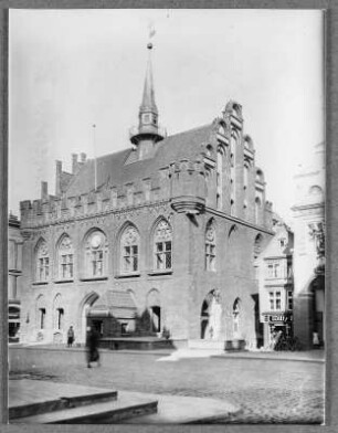 Rathaus zu Marienburg : Marienburg (Malbork/Polen). Rathaus, Straßenfront und Südgiebel. Eckansicht von Südwesten