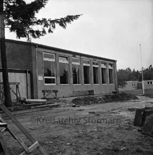 Oetjendorfer Landstraße / Waldweg: Turn- und Sportverein Hoisdorf: Sportzentrum: Mehrzweckhalle vor Fertigstellung: vorn unbefestigte Außenanlage: links Baum