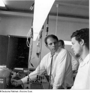 Stockhausen, Karlheinz : Stockhausen, Karlheinz. (1928.08.22 Mödrath/Kerpen - 2007.12.05 Kürten-Kettenberg), Komponist. Aufnahme vermutlich im Studio für elektronische Musik des Westdeutschen Rundfunks Köln (WDR). Rechts David Johnson