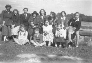 Gruppenbild mit Etha Richter (vielleicht mit Zeichenschülern und -schülerinnen der Bildhauerin)