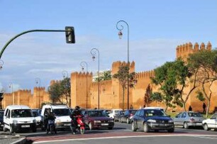 Autos neben der Stadtmauer : Neben der historischen Stadtmauer von Rabat warten Autos an einer Verkehrsampel, aufgenommen am 05.11.2008