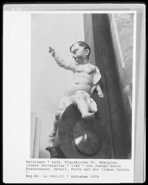 Putto auf der linken Volute