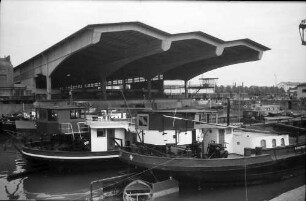 Basel: Überdachte Laderampe im Rheinhafen