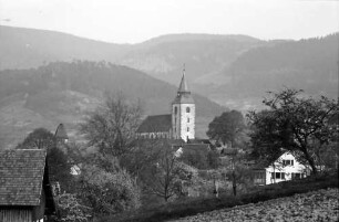 Gernsbach: Kirche; Hintergrund Berge