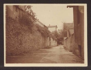 Bruchmauerstraße mit Stadtmauer. Detmold. zwischen Langer Straße und Freiligrathstraße, links die alte Stadtmauer