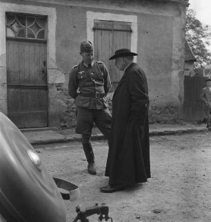 Hans-Adalbert von Stockhausen (links) im Gespräch mit einem katholischen Pfarrer (Aufnahme im Rahmen der Fotokampagne im besetzten Frankreich)