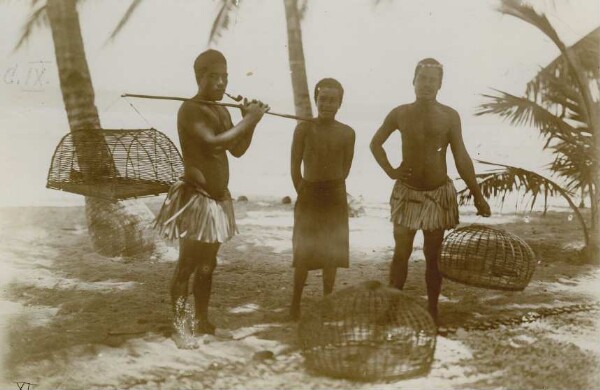 "Hommes portant dans des paniers des bécassines utilisées dans des concours, Nauru".