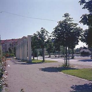 Hansjakob, Gottfried; München - Schwabing, Berliner Str.; Wohnanlage an der Berliner Straße (Schwabinger See) - Außenanlage, Uferpromenade mit Rankenhilfe und Möblierung, Grünstreifen