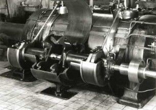 Liegende Gegendruck-Einzylinderdampfmaschine mit Ventilsteuerung und Achsregler (Reparaturzustand). 350 PS (257 kW). Richard Raupach Görlitz (Nr. 1781), 1948. Steuerwelle und Fliehkraftregler-Gehäuse. Döbeln, Zuckerfabrik