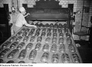 Bäcker beim Brotbacken in einer Konsum-Großbäckerei