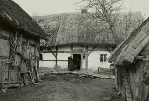 Crostwitz, Gehöft : Crostwitz. Sorbisches Gehöft. Blick über den Hof zum Wohnhaus