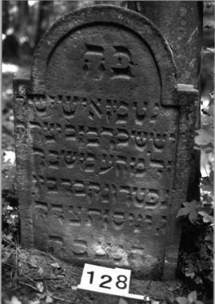Grabstein 128 (Index: 99803126) Material: Sandstein Zustand: gut Maße HxBxT: 83x55x15 cm Beschreibung: Stele mit eingezogenem Rundbogen und profiliertem Rand: Grabstein 128
