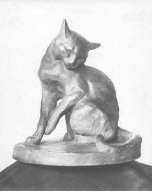Schuldbewußte Katze. Bronze; 56 x 42 cm (vor 1945; E. Richter). Dresden-Südvorstadt, Eisenstuckstraße, Atelier der Künstlerin