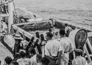 Äquatortaufe : Die Passagiere bei der Äquatortaufe auf Deck des Dampfschiffes Usambara