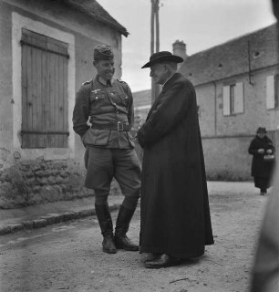 Hans-Adalbert von Stockhausen (links) im Gespräch mit einem katholischen Pfarrer (Aufnahme im Rahmen der Fotokampagne im besetzten Frankreich)