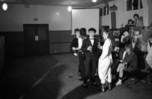 Dublin : Dublin, Party in einem Sportclub; zu Michael Arenz "1971, das Ding mit der Gitarre" in edition365_13