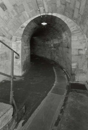 Königstein. Festung. Munitionsladesystem der Batterie VIII (1889-1891). Zu den Räumen führender Gang